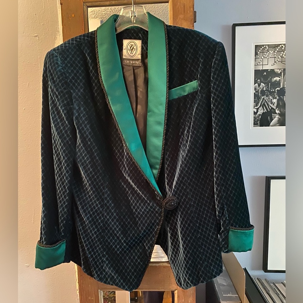 VINTAGE SMOKING JACKET/BLAZER. EMBOSSED VELVET WITH ELEGANT DETAILING - SIZE M.